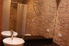 Deluxe-Zimmer, eigenes Bad | Dusche im Bad