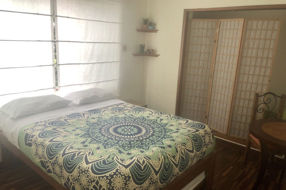 Kamar Comfort, kamar mandi umum | Brankas, didekorasi berbeda-beda, dan meja kerja