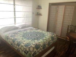 ห้องคอมฟอร์ท, ห้ องน้ำรวม | ตู้นิรภัยในห้องพัก, ห้องพักตกแต่งอย่างมีเอกลักษณ์, โต๊ะทำงาน