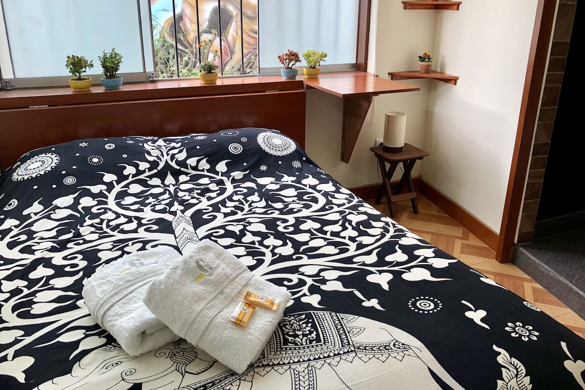 Kamar Klasik | Brankas, didekorasi berbeda-beda, dan meja kerja