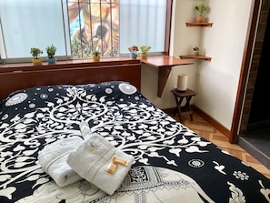 Classic Room | In-room safe, individually decorated, desk, laptop workspace - FroGuestHouse (Lima)