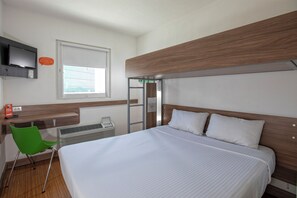 A hotel room with a bunk bed, a desk with a chair, a television mounted on the wall, and a window. - Hotel Hi! Santa Catarina (Santa Catarina)