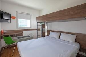 Escritorio, sistema de insonorización, wifi gratis y ropa de cama