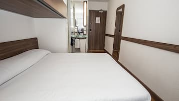 Habitación estándar, varias habitaciones | Escritorio, insonorización, wifi gratis y ropa de cama