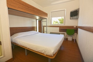 Standard Room, Multiple Bedrooms | Desk, soundproofing, WiFi (free), bed sheets