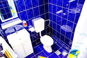 Habitación doble | Baño | Regadera, amenidades de baño de diseñador, secadora de cabello, toallas