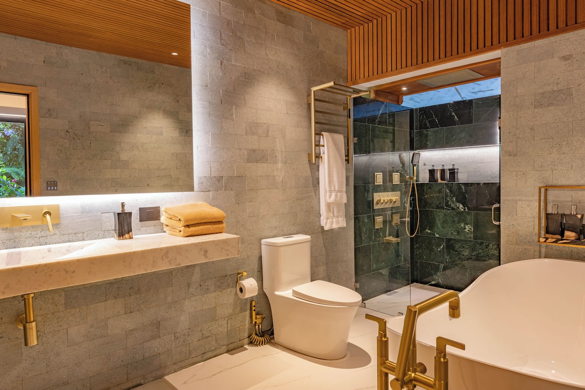 Deluxe Double Room with SPA | 욕실 | 별도의 욕조 및 샤워 시설, 전신 욕조, 레인폴 샤워기, 무료 세면용품