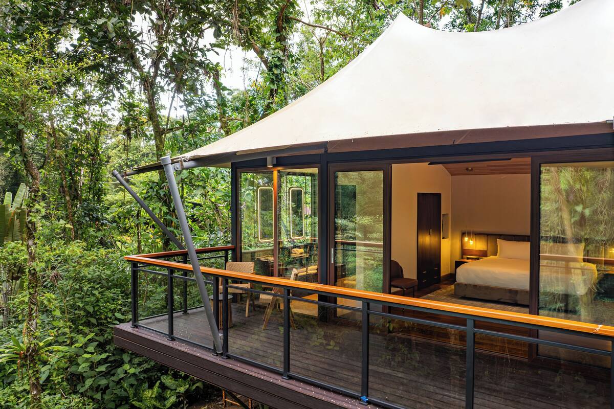 Jungle Luxe Tent | 1 ห้องนอน, เครื่องนอนระดับพรีเมียม, ผ้านวมขนเป็ด, เตียงเมมโมรีโฟม