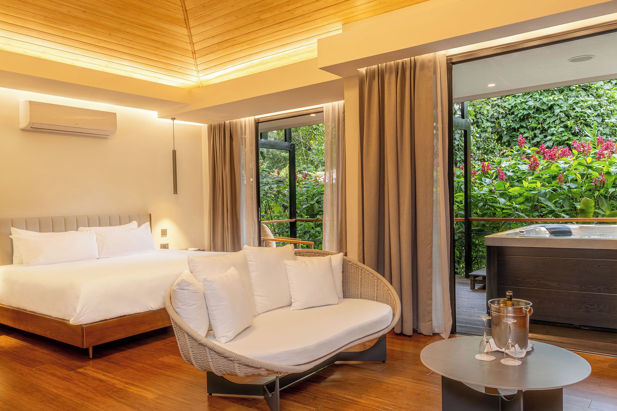 deluxe double room with spa | 1 bedroom, premium bedding, minibar, in-room safe