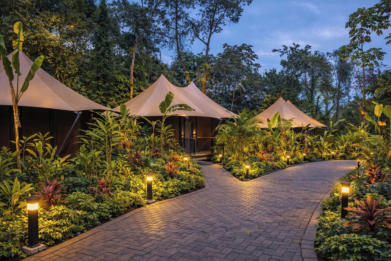 Jungle Luxe Tent | 1 室のベッドルーム、高級寝具、羽毛の掛け布団、低反発ベッド