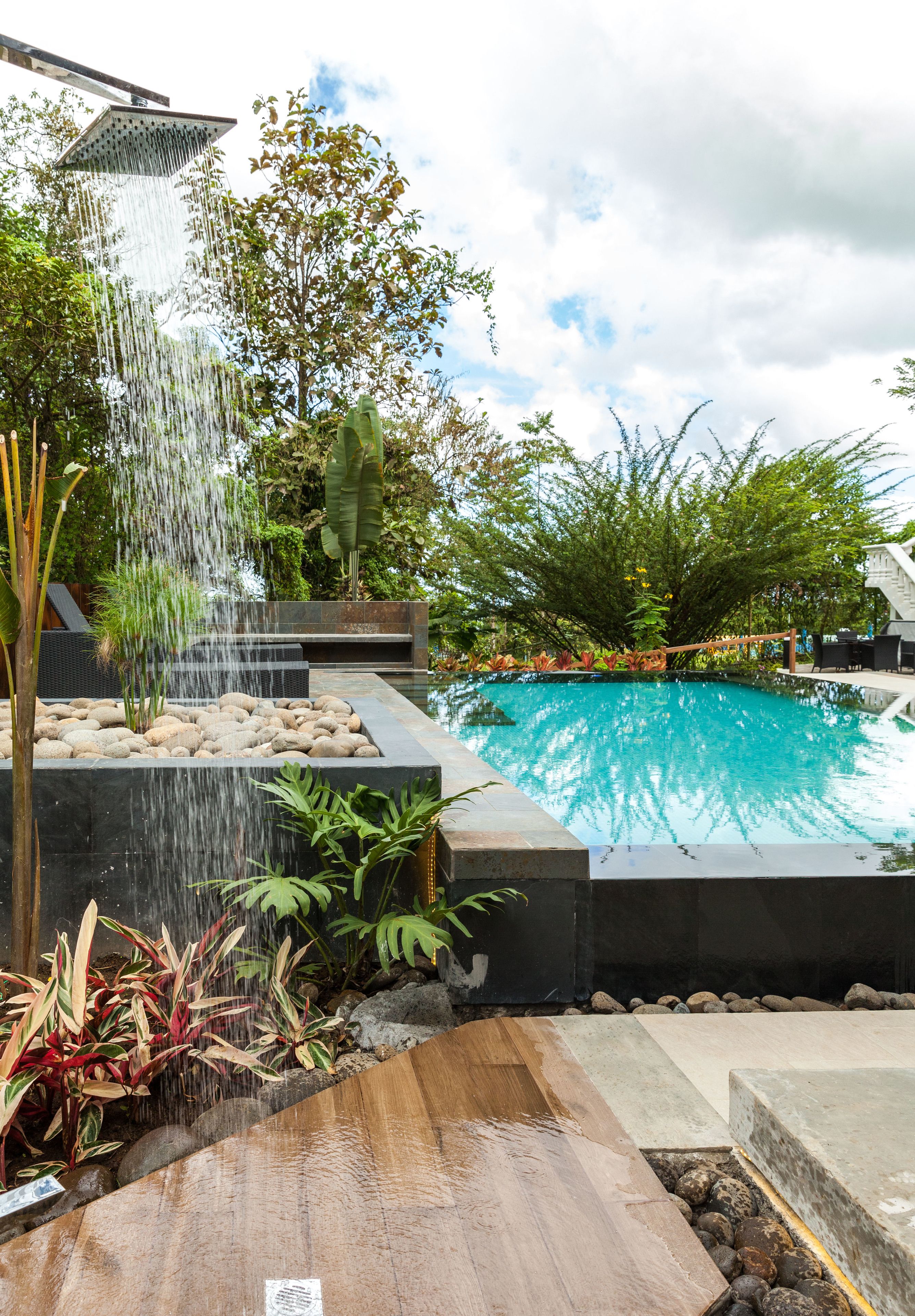 Piscina externa, espreguiçadeiras