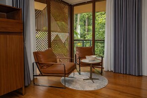 Jungle Luxe Tent | Área de sala de estar | Televisión de pantalla plana de 40 pulgadas con canales por cable 