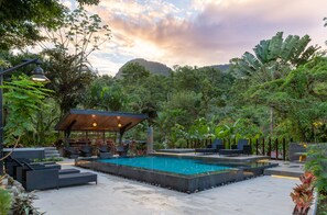 Outdoor pool, pool loungers - Tifakara Boutique Hotel & Birding Oasis (La Fortuna)