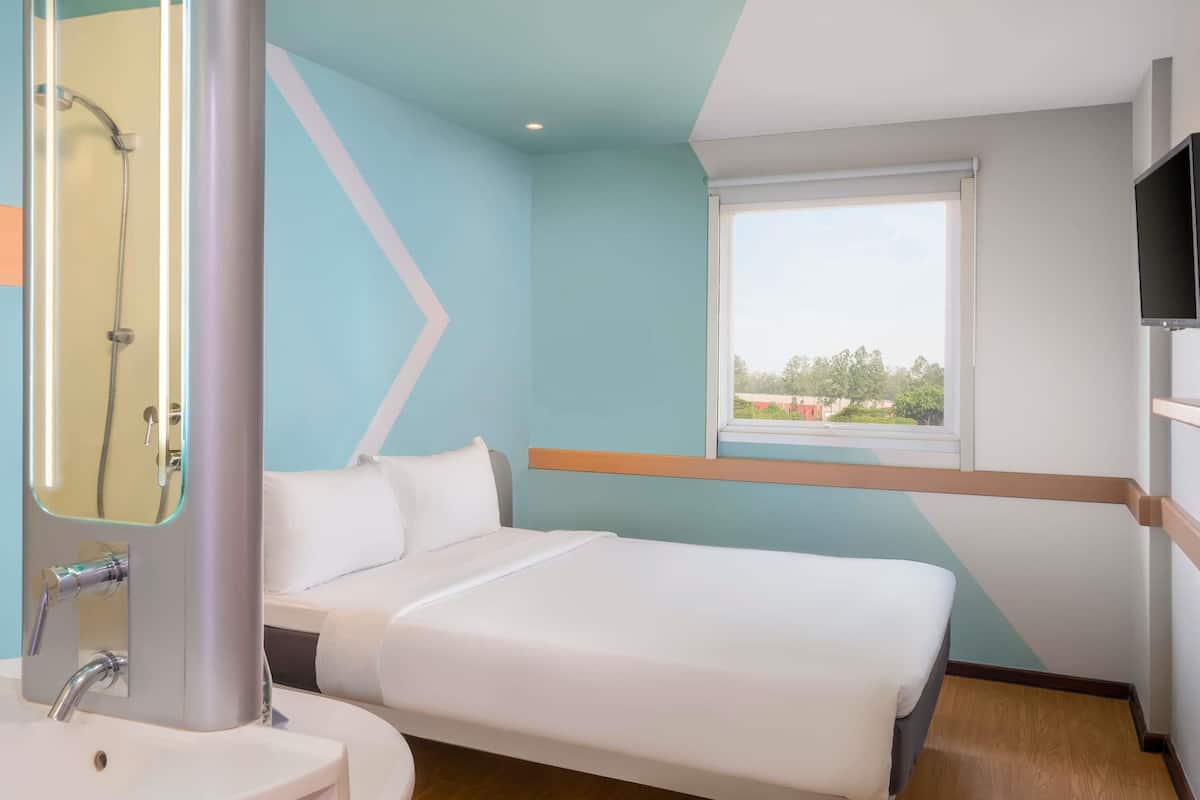 standard room, 1 double bed | pillow-top beds, in-room safe, blackout curtains, iron/ironing board