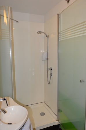 Standard Room, 2 Twin Beds | Bathroom | Shower, eco-friendly toiletries, towels