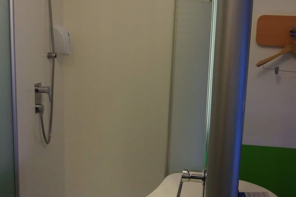 standard room, multiple beds | bathroom | shower, eco-friendly toiletries, towels