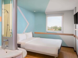 Kamar Standar, 1 Tempat Tidur Double | Bantalan ekstra lembut, brankas, dan tirai kedap cahaya