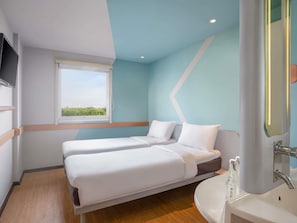 Habitación estándar, 2 camas individuales | Camas con pillow-top y caja de seguridad en la habitación