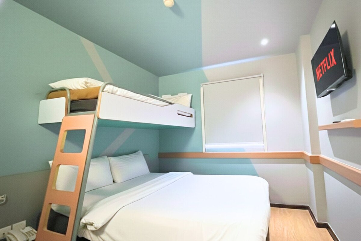 Habitación estándar, varias camas | Camas con pillow-top y caja de seguridad en la habitación