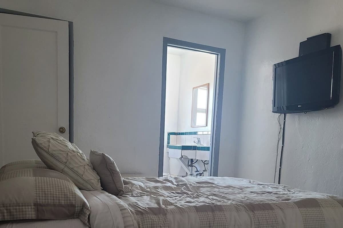 Kamar Standar, 1 Tempat Tidur Queen, Boleh Merokok | Meja kerja, Wi-Fi gratis, dan seprai linen