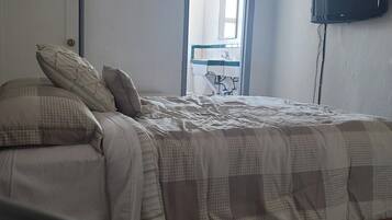 Standard Room, 1 Queen Bed, Smoking | Desk, free WiFi, bed sheets