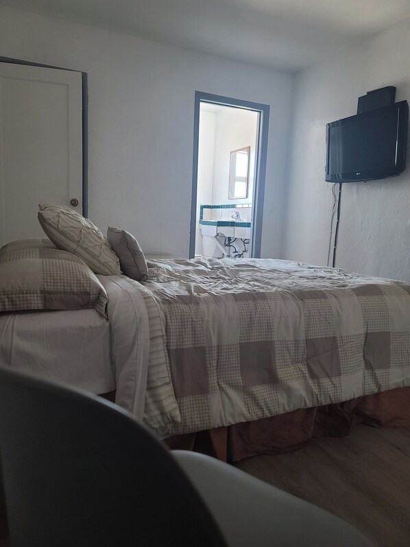 Standard Room, 1 Queen Bed, Smoking | Desk, free WiFi, bed sheets - Nights Inn Motel (Emeryville)