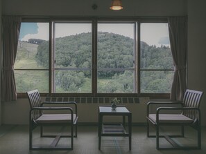 Standardzimmer, Nichtraucher, Bergblick (Japanese Style) | Zimmersafe, Schreibtisch, Bettwäsche