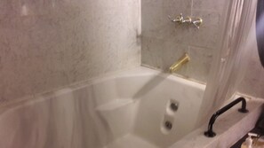Combined shower/bathtub, jetted bath, free toiletries, hair dryer - Pine Rose Inn (Oakhurst)