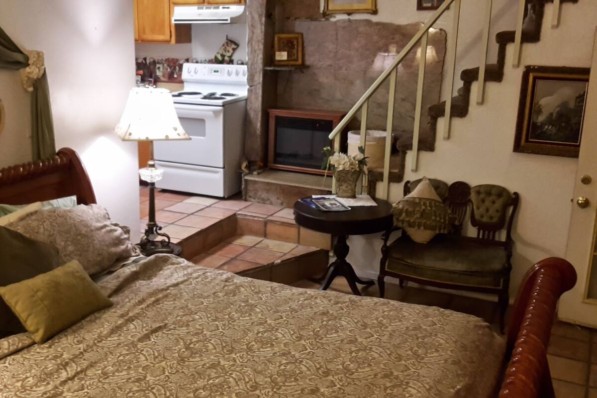 Habitació Deluxe, 1 llit de matrimoni gran, banyera d'hidromassatge, al costat de la muntanya | Espai de treball apte per a portàtils i planxa i posts de planxar 