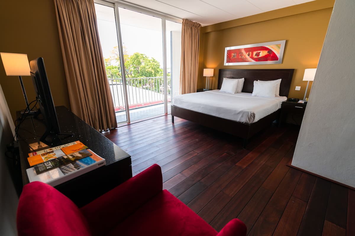 1 bedroom, premium bedding, in-room safe, desk