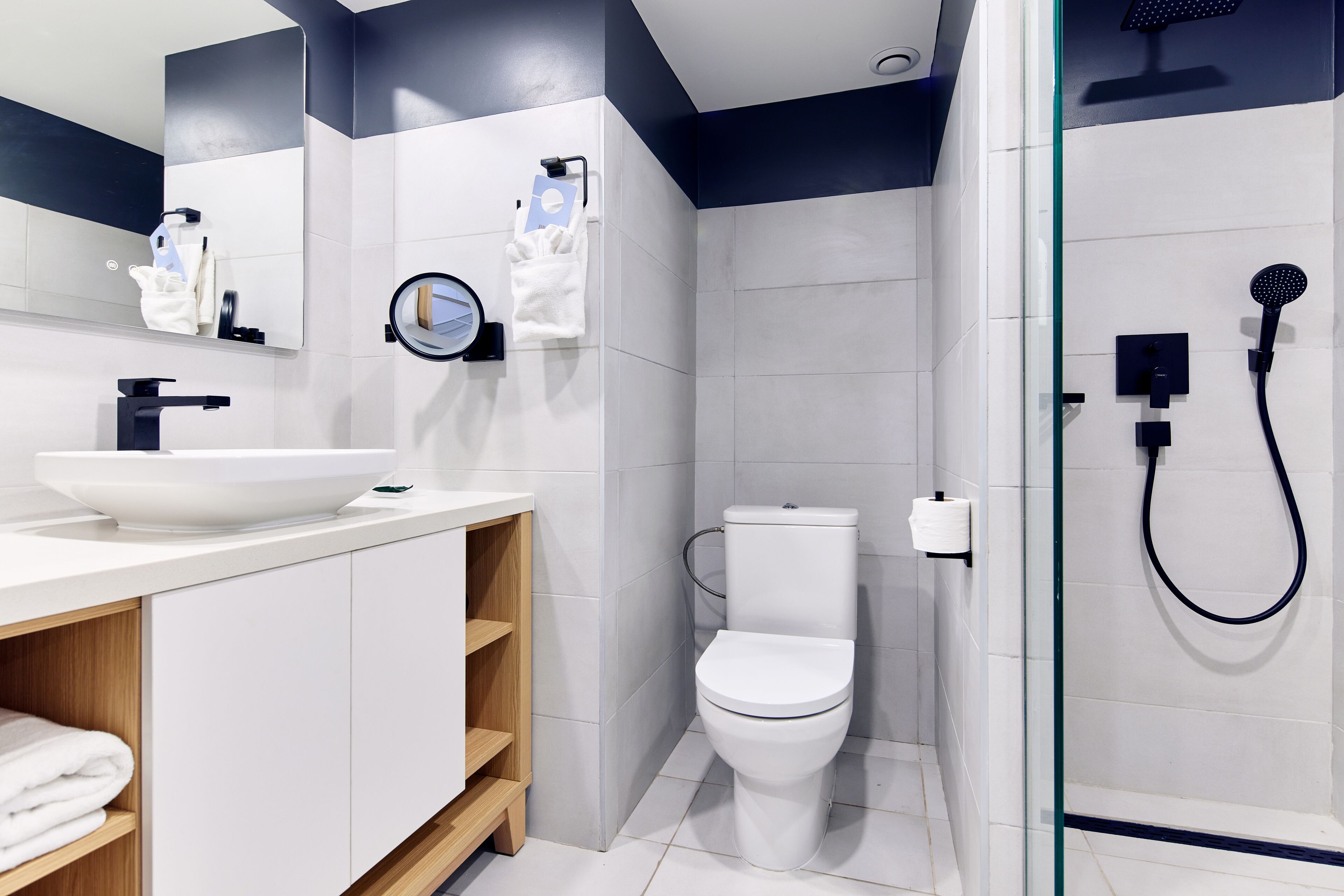 Rom – standard, 1 kingsize-seng, ikke-røyk | Bad | Dusj, regndusjhode, toalettartikler (inkludert) og hårføner