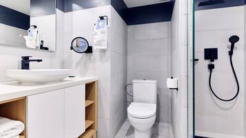 Rom – standard, 1 kingsize-seng, ikke-røyk | Bad | Dusj, regndusjhode, toalettartikler (inkludert) og hårføner