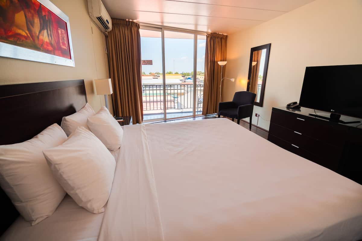 1 bedroom, premium bedding, in-room safe, desk