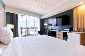 1 غرفة نوم وأغطية فراش متميزة وخزنة داخل الغرفة ومكتب