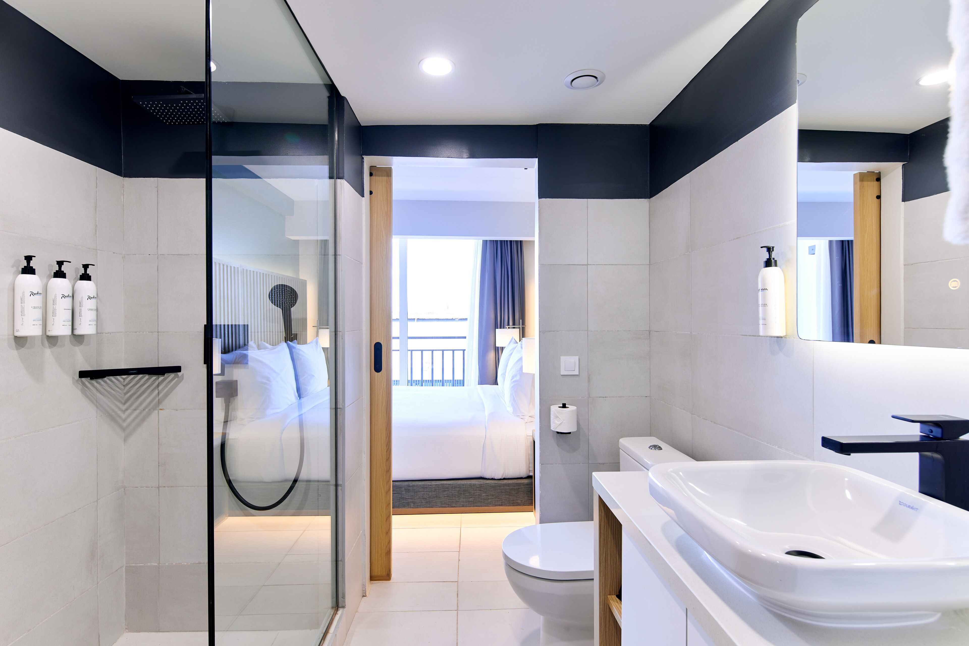 Douche, douche à « effet pluie », articles de toilette gratuits