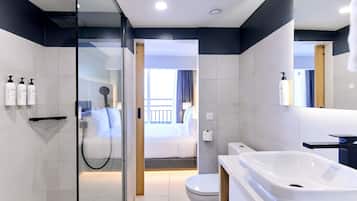 Douche, douche à « effet pluie », articles de toilette gratuits