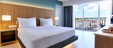 Standard Room, 1 King Bed, Non Smoking | 1 bedroom, premium bedding, in-room safe, desk