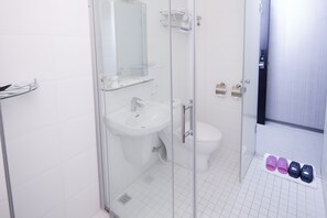 Habitación Deluxe con 2 camas individuales | Baño | Artículos de higiene personal gratuitos y toallas