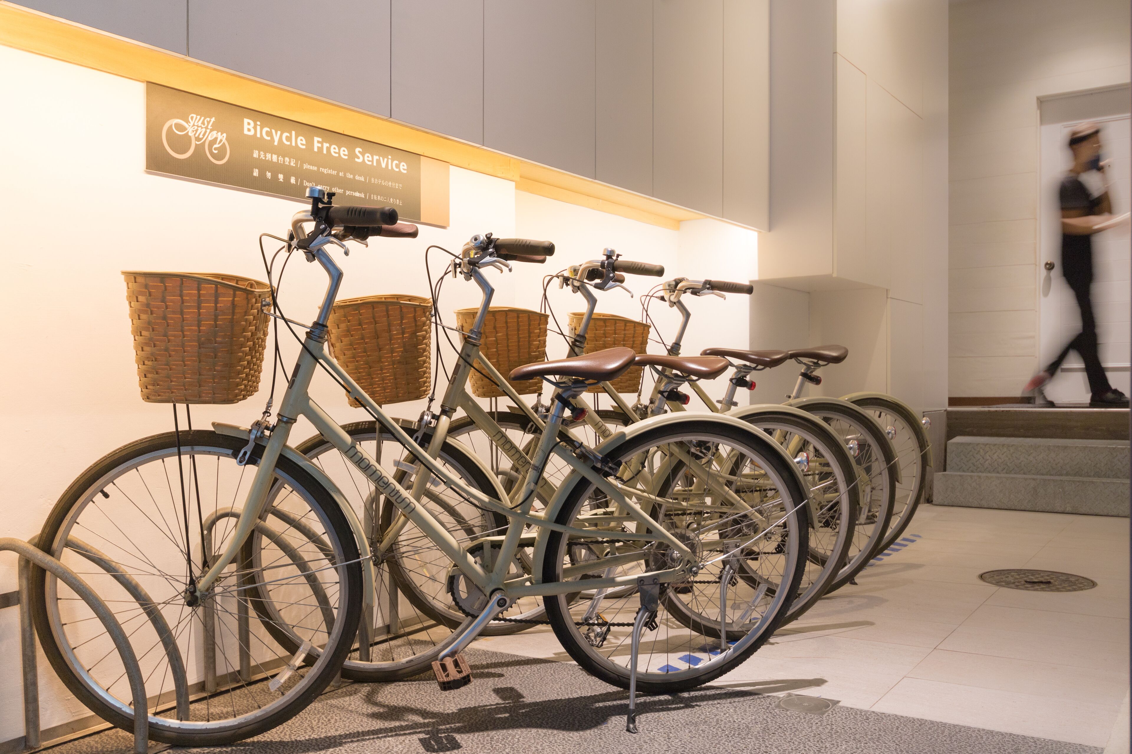 Una estación de alquiler de bicicletas con varias bicicletas y cestas.