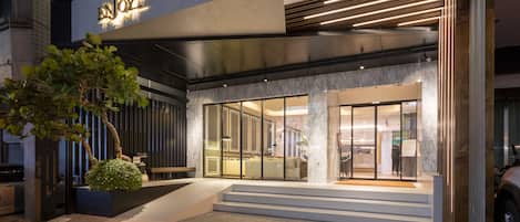 Vista frontal de la propiedad