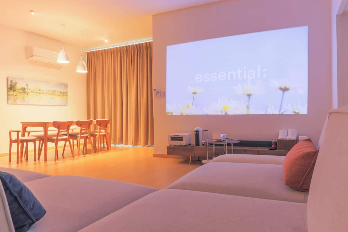 Pine Royal Suite | Khu phòng khách | TV màn hình phẳng 55-inch có truyền hình cáp, TV, Netflix