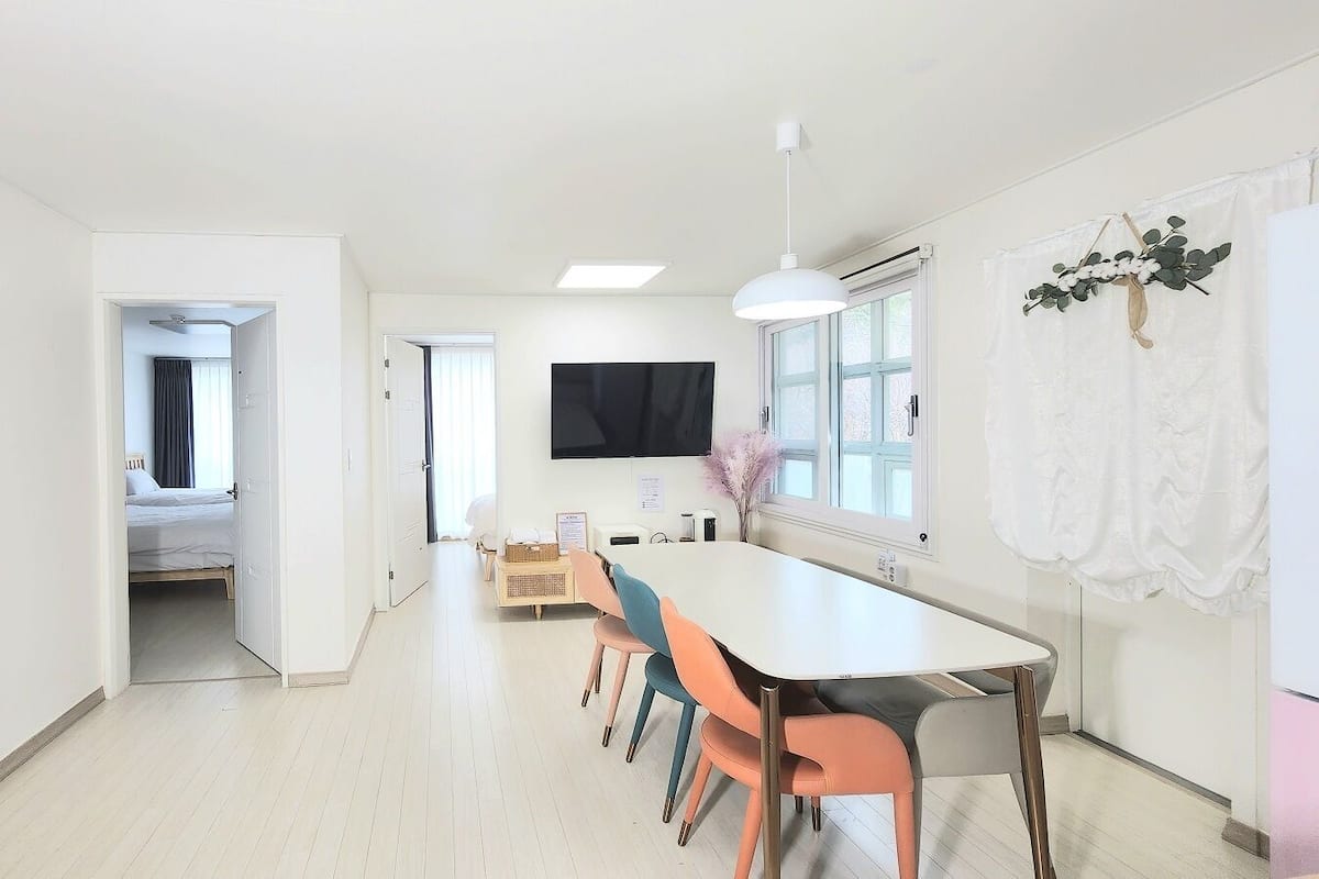 Phòng Suite dành cho gia đình, 2 phòng ngủ, quang cảnh núi | Khu phòng khách | TV màn hình phẳng 55-inch có truyền hình cáp, TV, Netflix