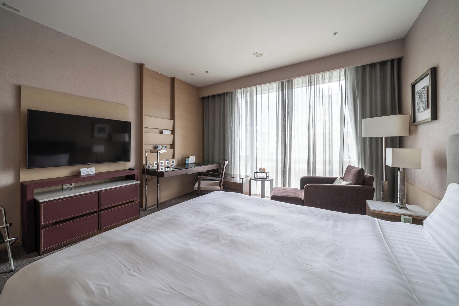 business room, 1 king bed | premium bedding, down duvets, minibar, in-room safe