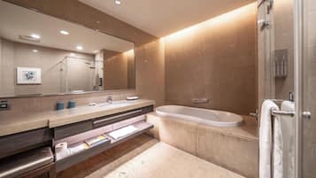 Deluxe-værelse | Badeværelse | Separat badekar og bruser, dybe badekar, miljøvenlige toiletartikler