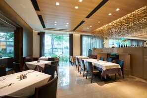 Breakfast, lunch, dinner served; international cuisine 