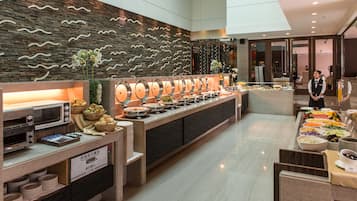 Daily buffet breakfast (TWD 450 per person)