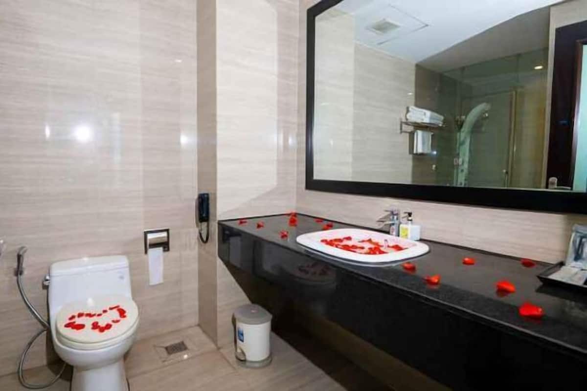 Bathroom | Combined shower/tub, free toiletries, hair dryer, slippers
