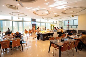 Breakfast, lunch and dinner served - Sea Garden Hotel (Da Nang)