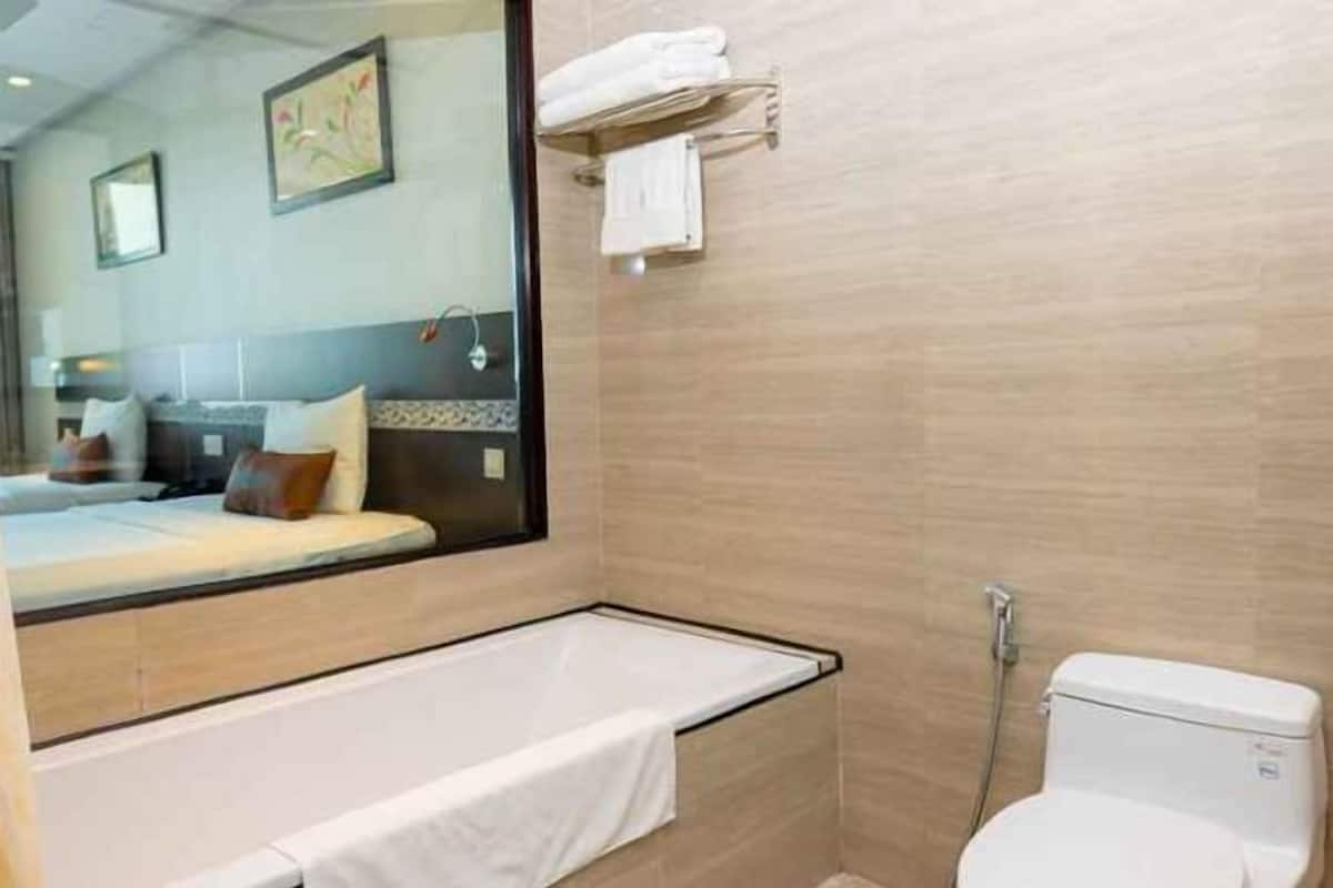 Bathroom | Combined shower/tub, free toiletries, hair dryer, slippers