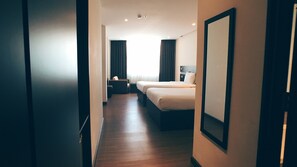 Minibar, desk, soundproofing, iron/ironing board - Sea Garden Hotel (Da Nang)